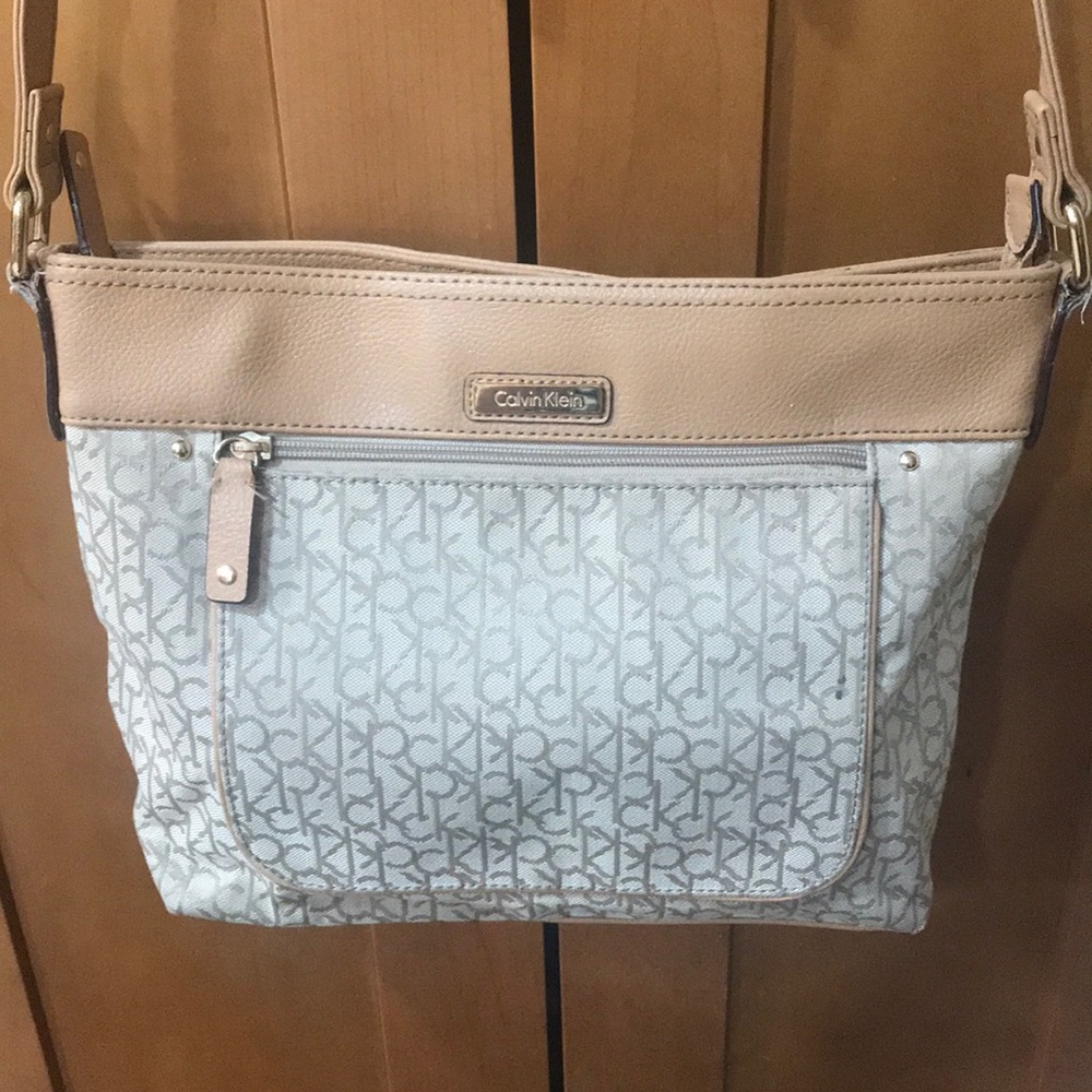 Calvin Klein cream purse w/ shoulder strap